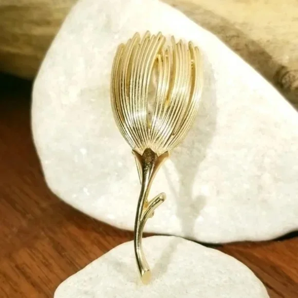 Trifari 1960s Tulip Flower Brooch - Picture 8 of 8